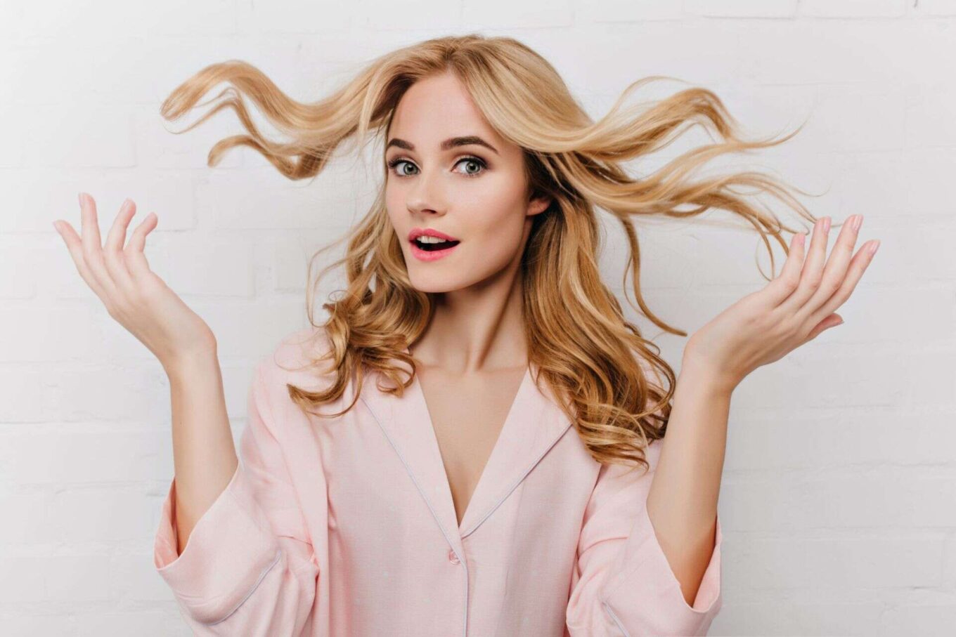 dziewczyna w różowej koszuli i blond włosach